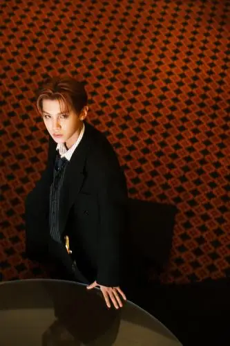 黄明昊第二套造型,西装