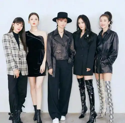 娜扎罕见与杨幂同框,虽坐在边边角落,气场强大却不输c位