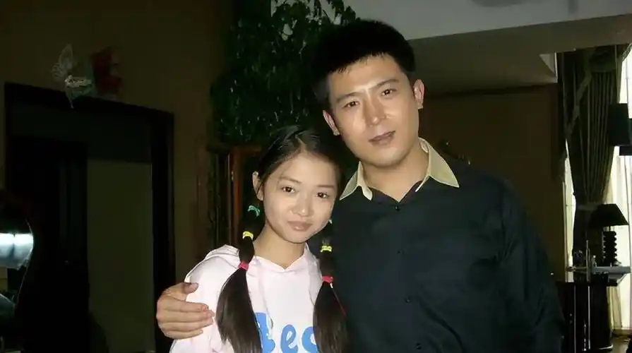 夫妻俩结婚三十多年,一家三口生活幸福.