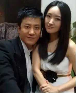 然而,最近,46岁的杨钰莹疑似曝光了自己的丈夫,有人说,两人的婚姻证书