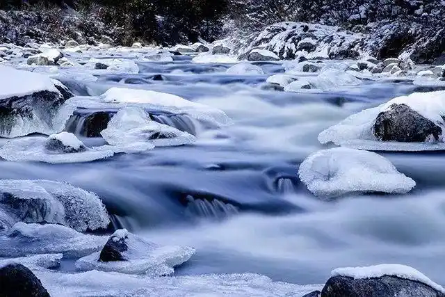 水存在 3 种形态:液态(最常见,就是普通的水),固态(冰雪)和气态(水