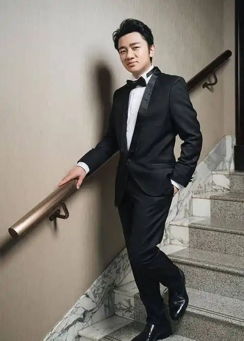 王祖蓝儒雅亮相百花电影节全新演绎经典歌曲年代感十足_作品_话题_田