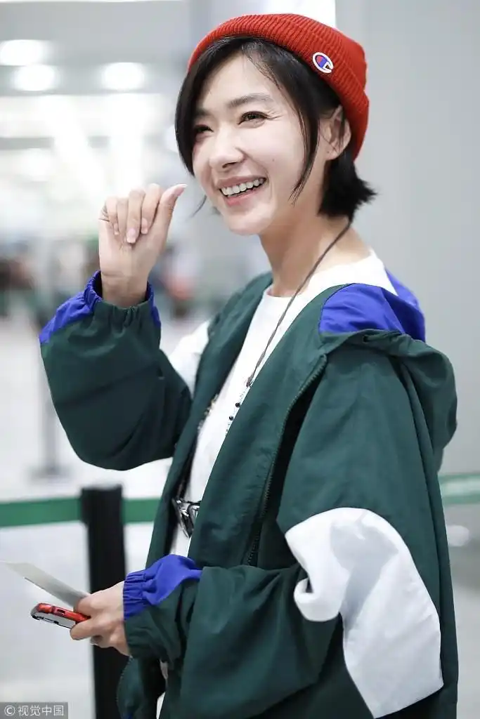 万茜穿"红配绿"装俯身托运行李秀美腿 遭粉丝调侃笑出皱纹