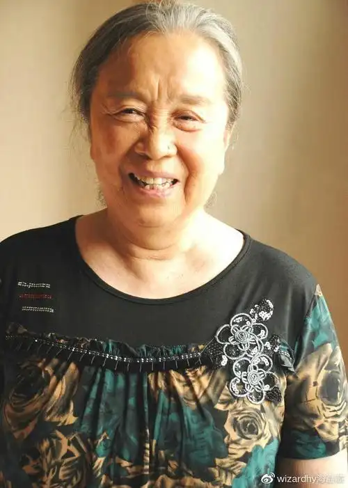 85岁的李明启最近被曝光满头白发衣着朴素没有架子和粉丝聊天