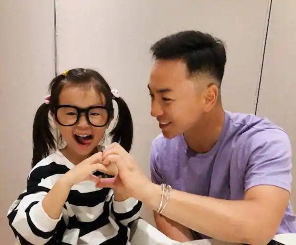 释小龙晒出自己的豪宅,童星光环依然还在,日常出行有私人游艇_生活