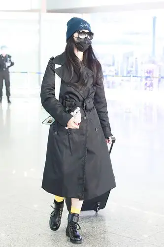 范冰冰全身黑酷美时髦 马丁靴搭配黄袜子俏皮可爱