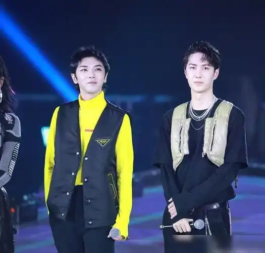 当王一博和华晨宇同框看清两人鞋高差距身高一目了然