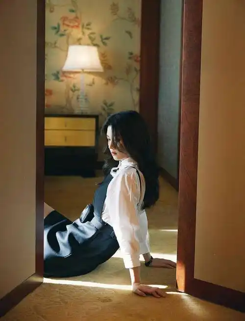 春夏长袜复古造型写真显文艺气息倚沙发光影中回眸气质撩人