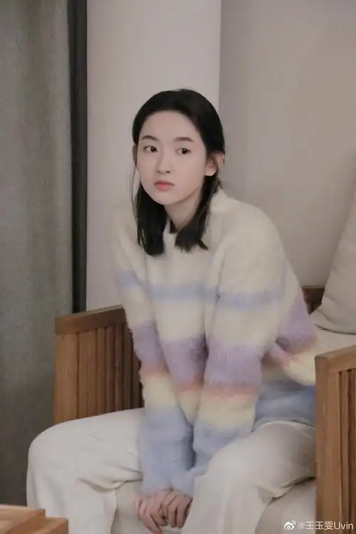 杨玏王玉雯感情稳定!男方现身机场接女友,主动搬行李很贴心