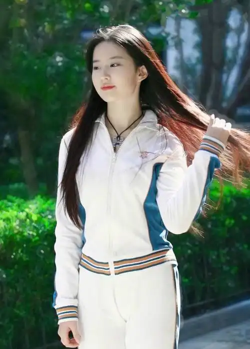 多少人的青春刘亦菲运动装旧照登上热搜神仙姐姐甩头奔跑