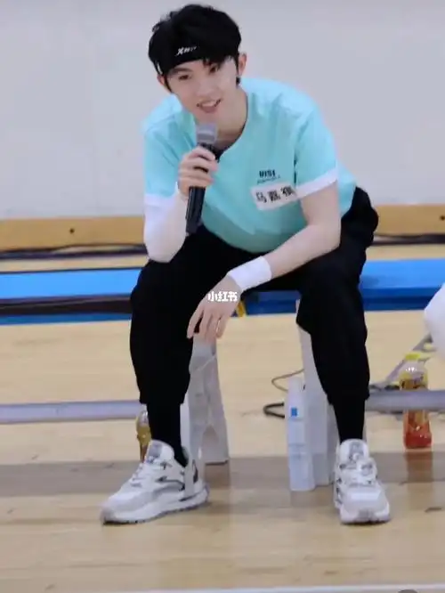 18岁的马嘉祺还有些许稚嫩