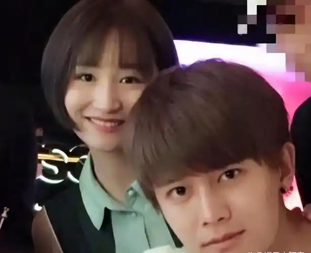 男明星里,任嘉伦真是挺特别的.