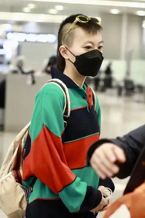 窦靖童最近的新发型(窦靖童再现不羁风)(7)