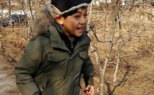 【一点资讯】刘烨随性带娃太魔性,当初的美型混血少年,现在的"钢筋