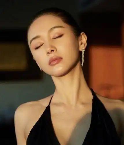 王子文卷发新照