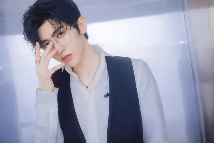 cr:荒郊店宿蔡徐坤《青春有你2》 - 堆糖,美图壁纸兴趣社区