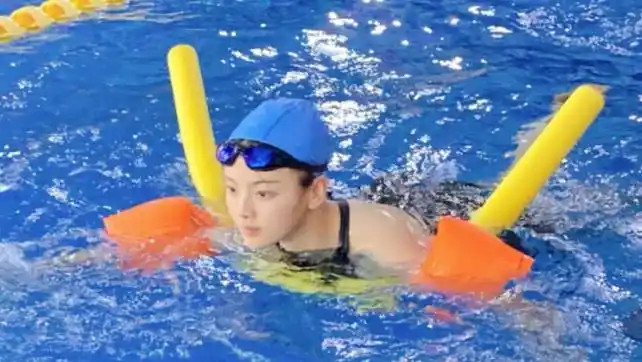 杨超越泳照曝光看到她水中的大长腿这谁顶得住啊