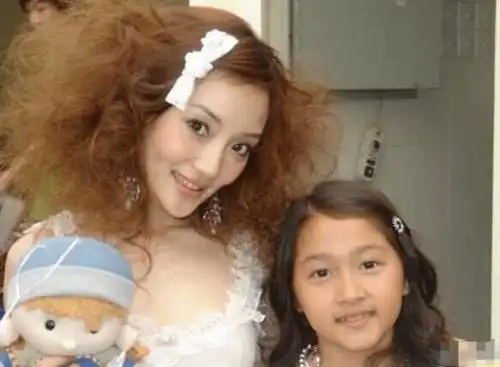 关晓彤金发旧照曝光怀里抱7个玩具一双眼睛比洋娃娃还大