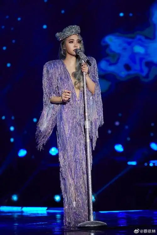 蔡依林小s好疯狂演唱会激烈热吻穿恨天高长筒靴不像小个子