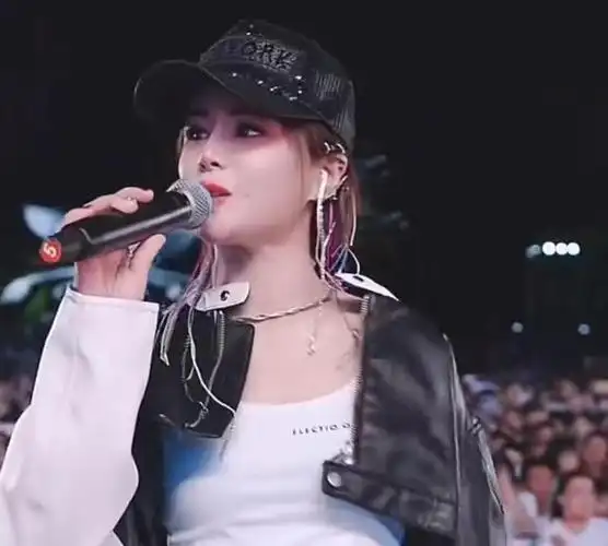 网红花姐出场费15万活动现场发专辑成名前一首歌30没人理