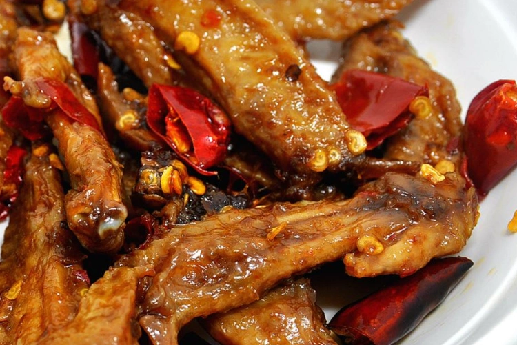 大厨教你制作干煸鸡翅,麻辣鲜香,外焦里嫩,口感丰富,超下饭!