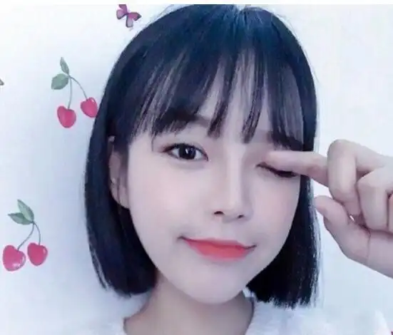 下巴是特别尖的,她选择的是黑色的齐刘海式的女初中生短发发型,梨花头