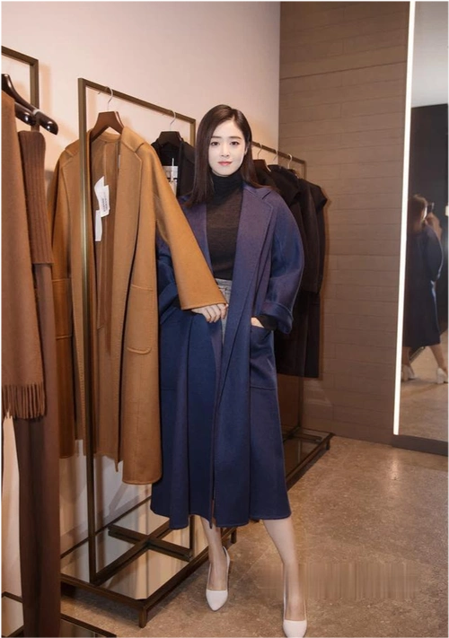 身高170cm的蒋欣,本身骨架大,体重也不是像其他女明星那般瘦削,再加上