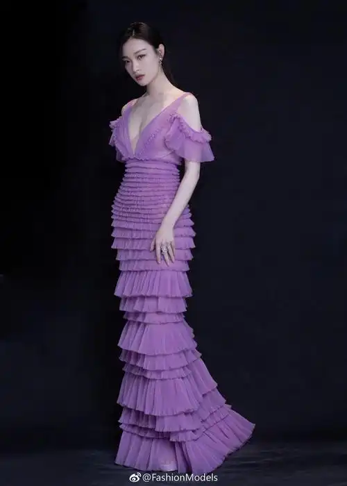 倪妮亮相嘉人中国风盛典红毯