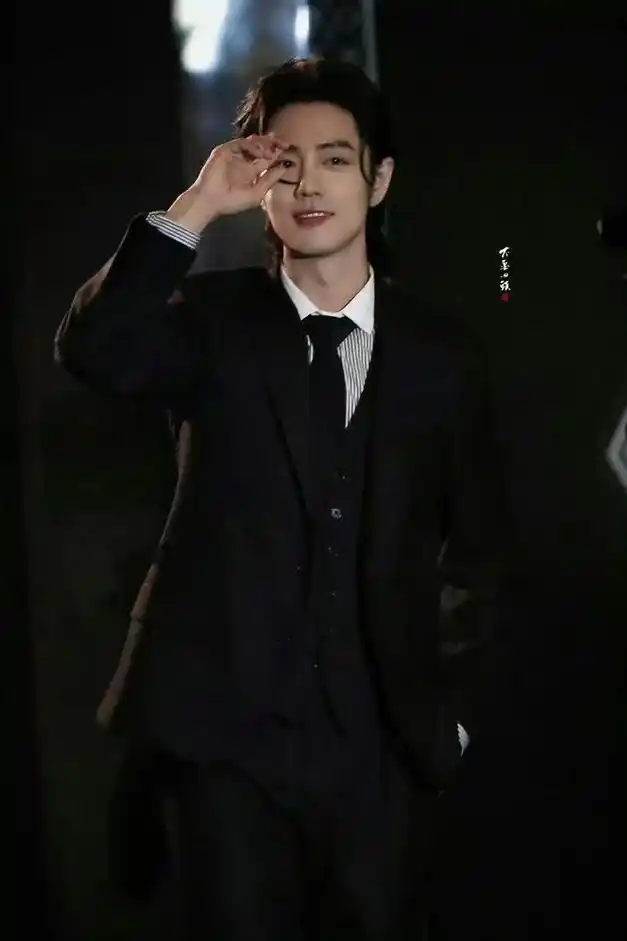 肖战海外之行人气爆棚!黑色西装狼尾造型,霸气侧漏让粉丝疯狂!
