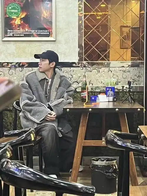 是个健身又自律的帅哥  怎么他队友王源被偶遇不是在吃烧烤就是在酒吧