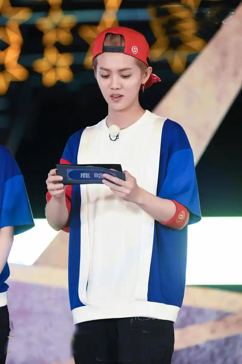 跑男收官之战鹿晗穿西装帅出天际,双手挎着篮子摆手势呆萌可爱