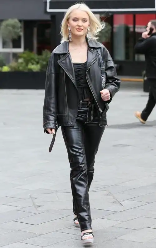 女星莎拉·拉尔森现身伦敦街头,她给人娇美的感觉