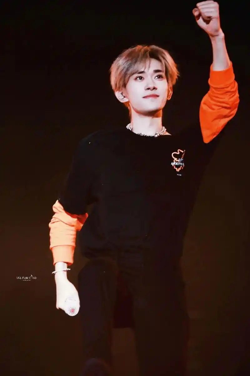 易烊千玺十周年演唱会舞台设计 - 抖音