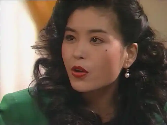 必须要提一下,在这个群像剧中,伍咏薇演活了颜如玉,波浪卷发,烈焰红唇