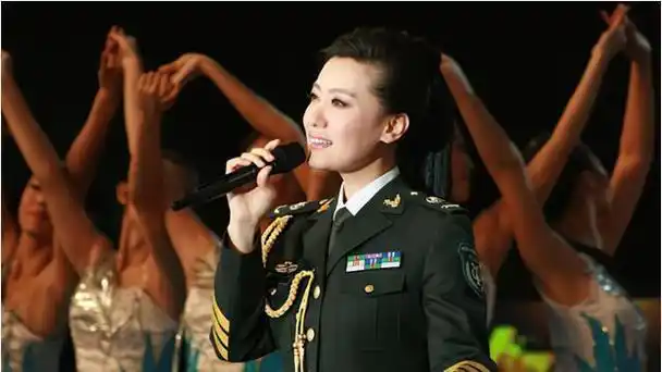 谭晶:感恩父母付出,成名后为爸妈补办婚礼,37岁勇敢为爱生女!