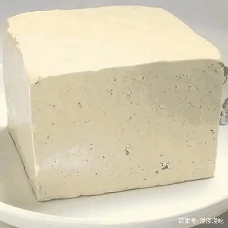 其实,嫩豆腐和老豆腐最主要的区别就在于凝固剂的不同,剩下的制作