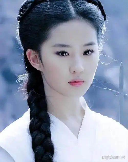 已经30多的刘亦菲,不靠任何人,如今淡然的"神仙姐姐"回来了