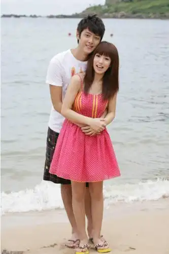 郭书瑶出席丧礼,黑色长裙踩小白鞋,155身高穿出165既视感