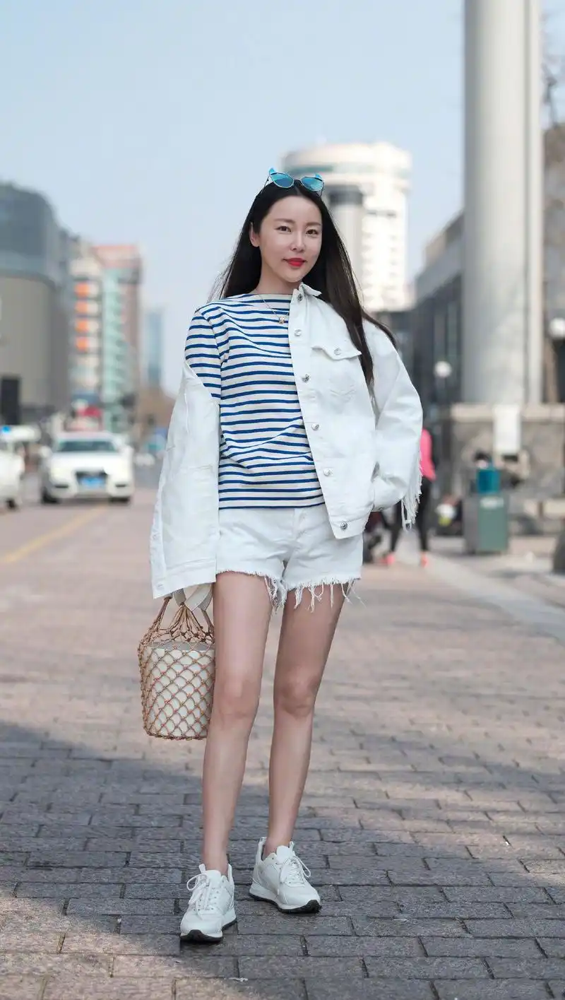 街拍:说起显腿长,怎么能少得了一条超短裤呢,好看的条纹的打底衫,白色