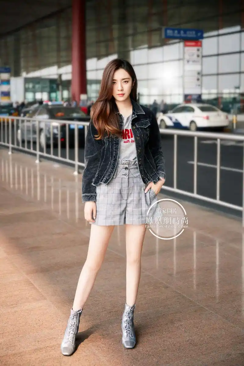 王晓晨启程米兰时装周 长腿蜂腰气场全开