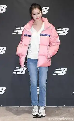 iu李知恩气质真好,短款皮衣叠穿格纹衬衫加紧身裤时尚帅气特别潮