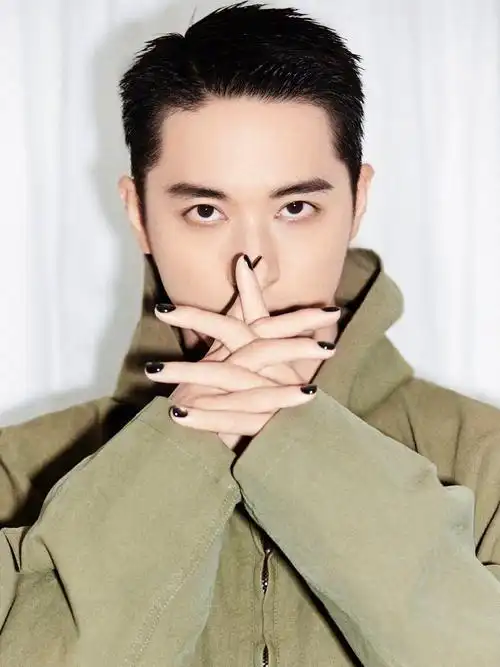 许魏洲军绿色套装造型# 许魏洲zz 和末世机能风适