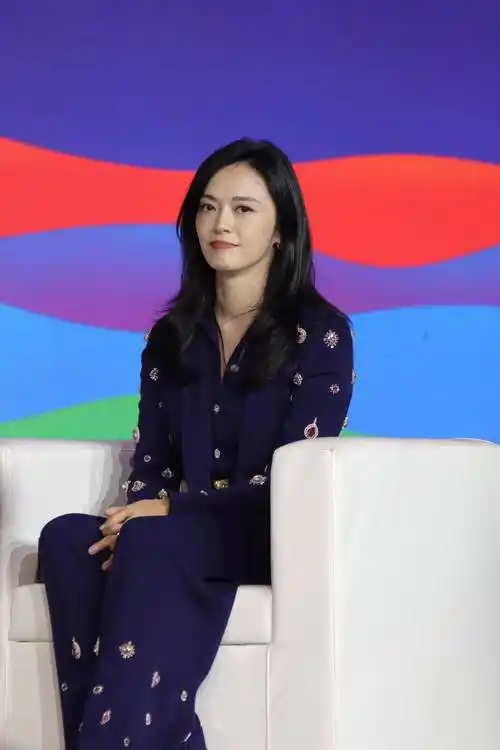 照片中,姚晨身穿深蓝色衬衫,下身搭配一条深蓝色裤子.