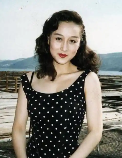 女星62岁利智近况曝光,现身寺院,容貌变化很大到认不出来_生活_李连杰