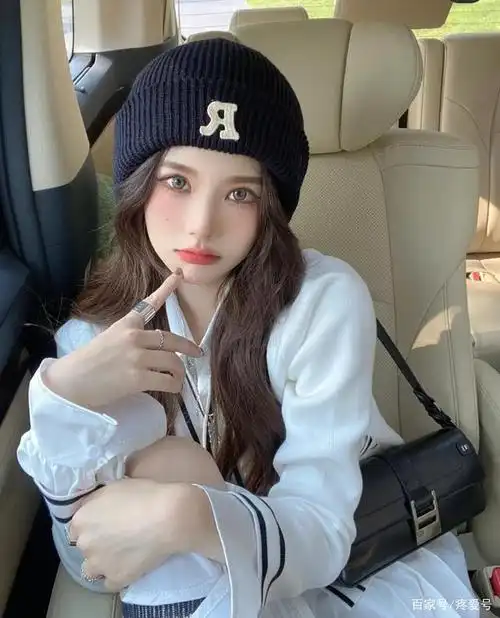 女孩子很漂亮,那些爱她的人,你们一个月的工资不够买她的帽子