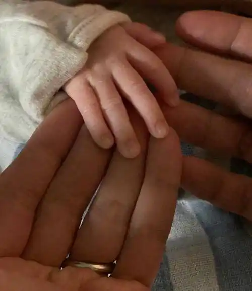 古巨基首晒儿子正面照,模样像极了爸爸,被逗甜笑不断_小宝宝_kuson