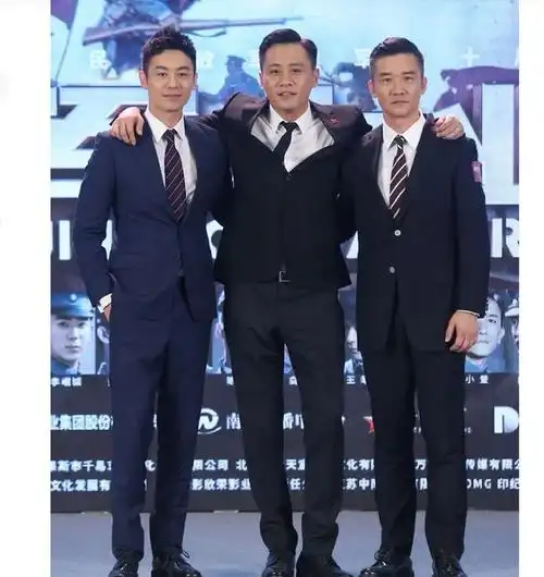 三大型男同台,刘烨单看时没感觉帅气,可是一合影气质就出来了!
