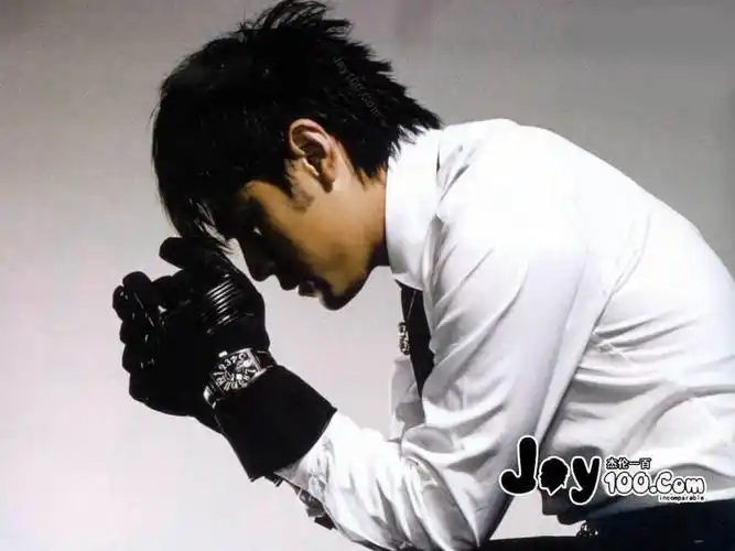 急求 周杰伦 一张侧面白衣服黑手套的图片!