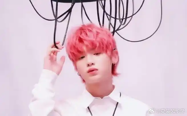 黄明昊的樱花粉发色真的美得让人窒息!