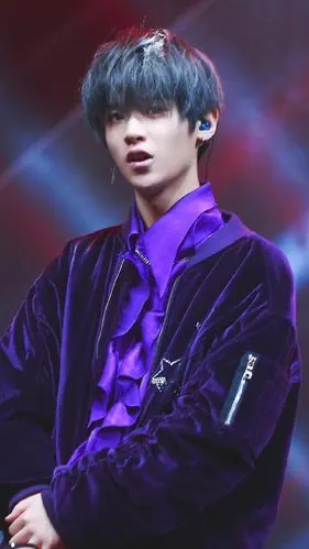 justin黄明昊巴比龙舞台炸裂蓝发小可爱惊艳众人